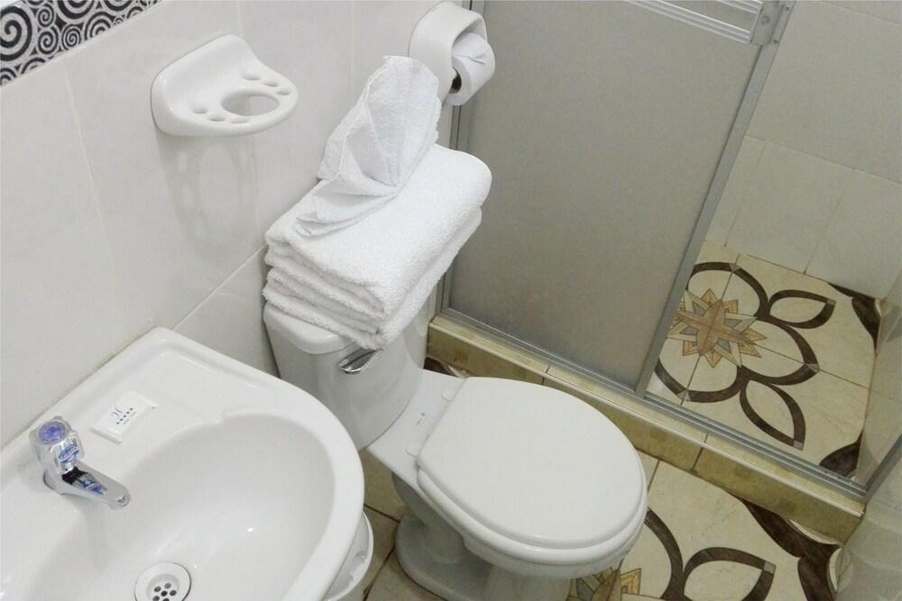 Baño Hostal EL VIAJERO en Ollantaytambo