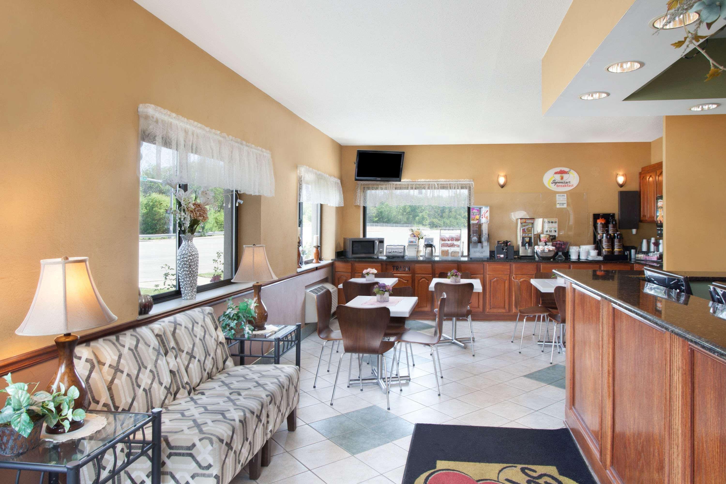 Vista Lobby Super 8 by Wyndham Chicago/Rosemont/O'Hare/SE