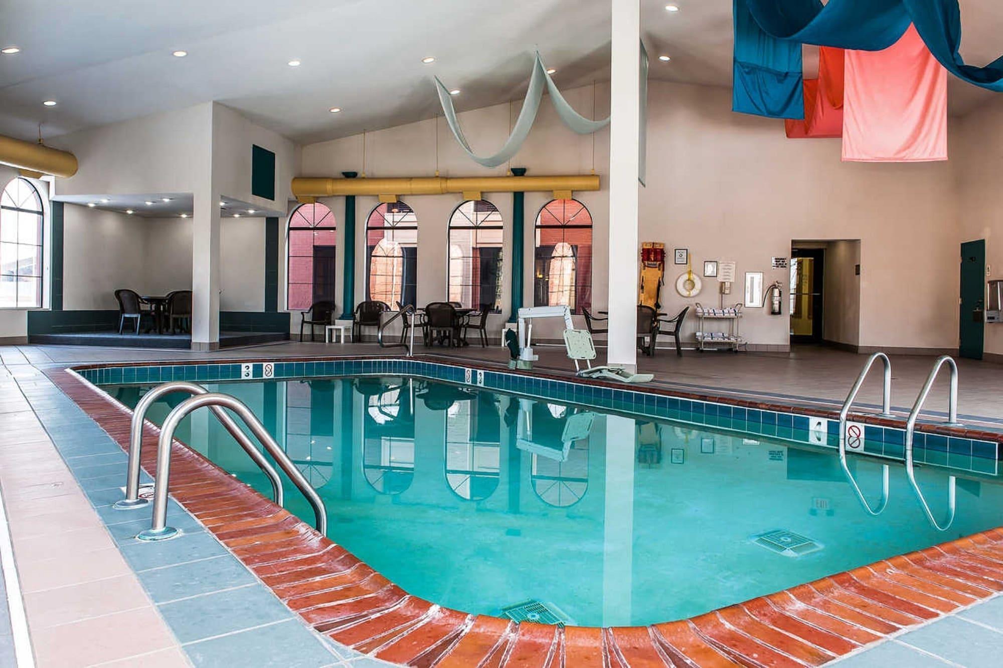 Vista Piscina FairBridge Inn & Suites Fort Wayne