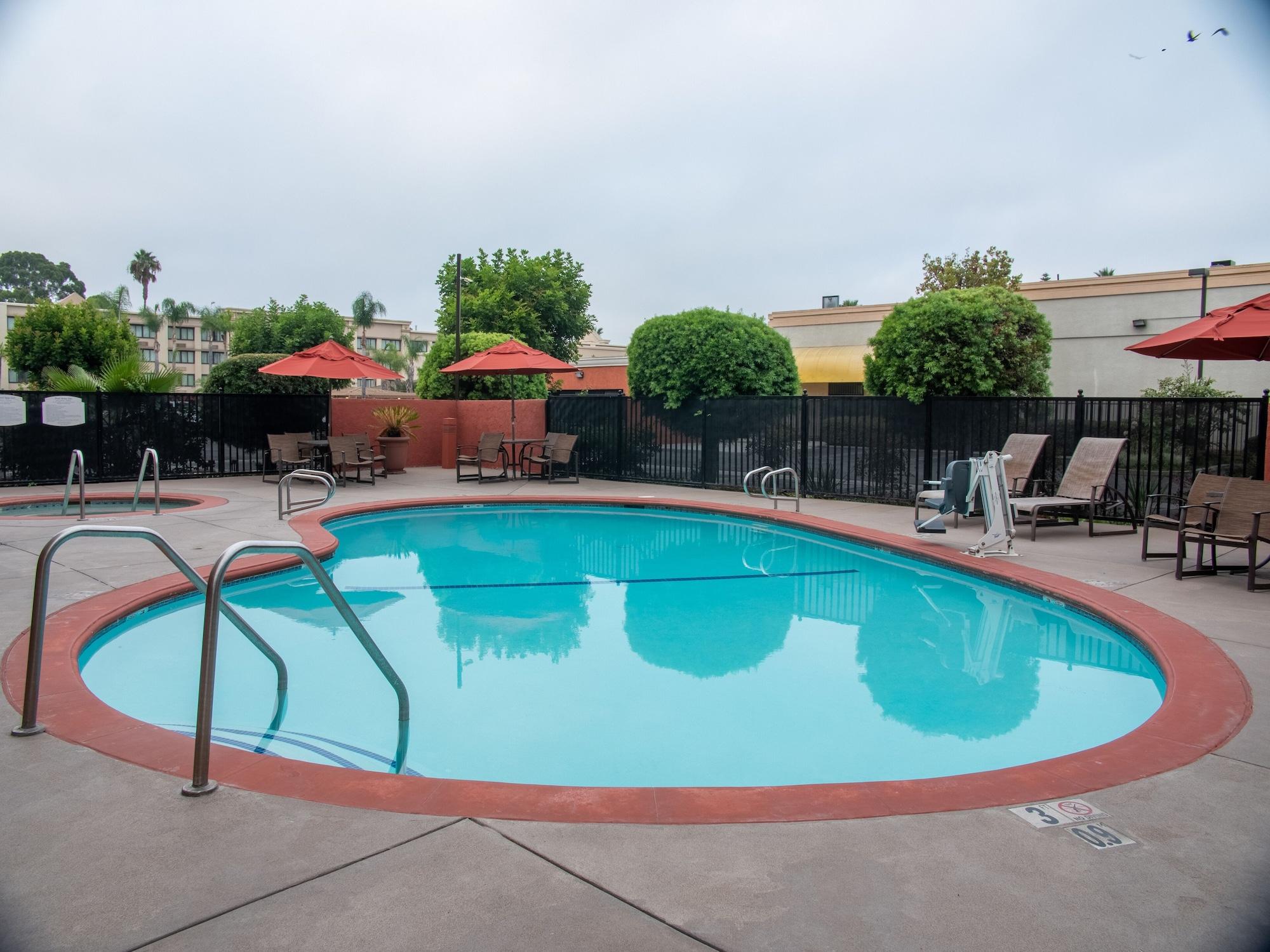 Vista Piscina Fairfield Inn & Suites Anaheim North/Buena Park.