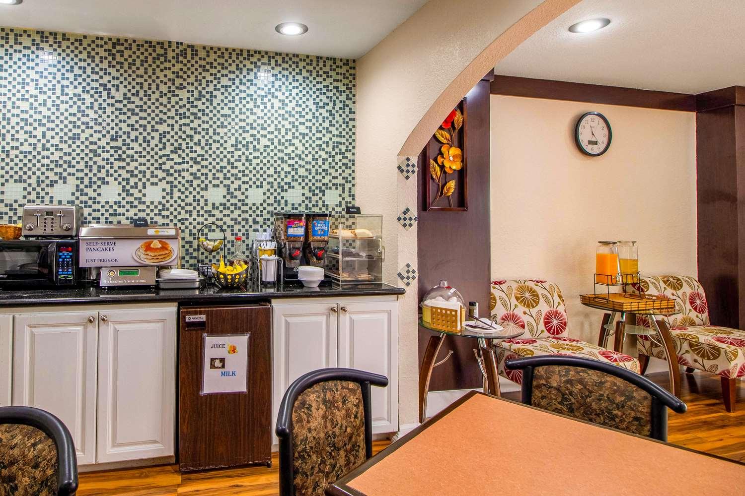 Restaurant Rodeway Inn & Suites Houston near Medical Center