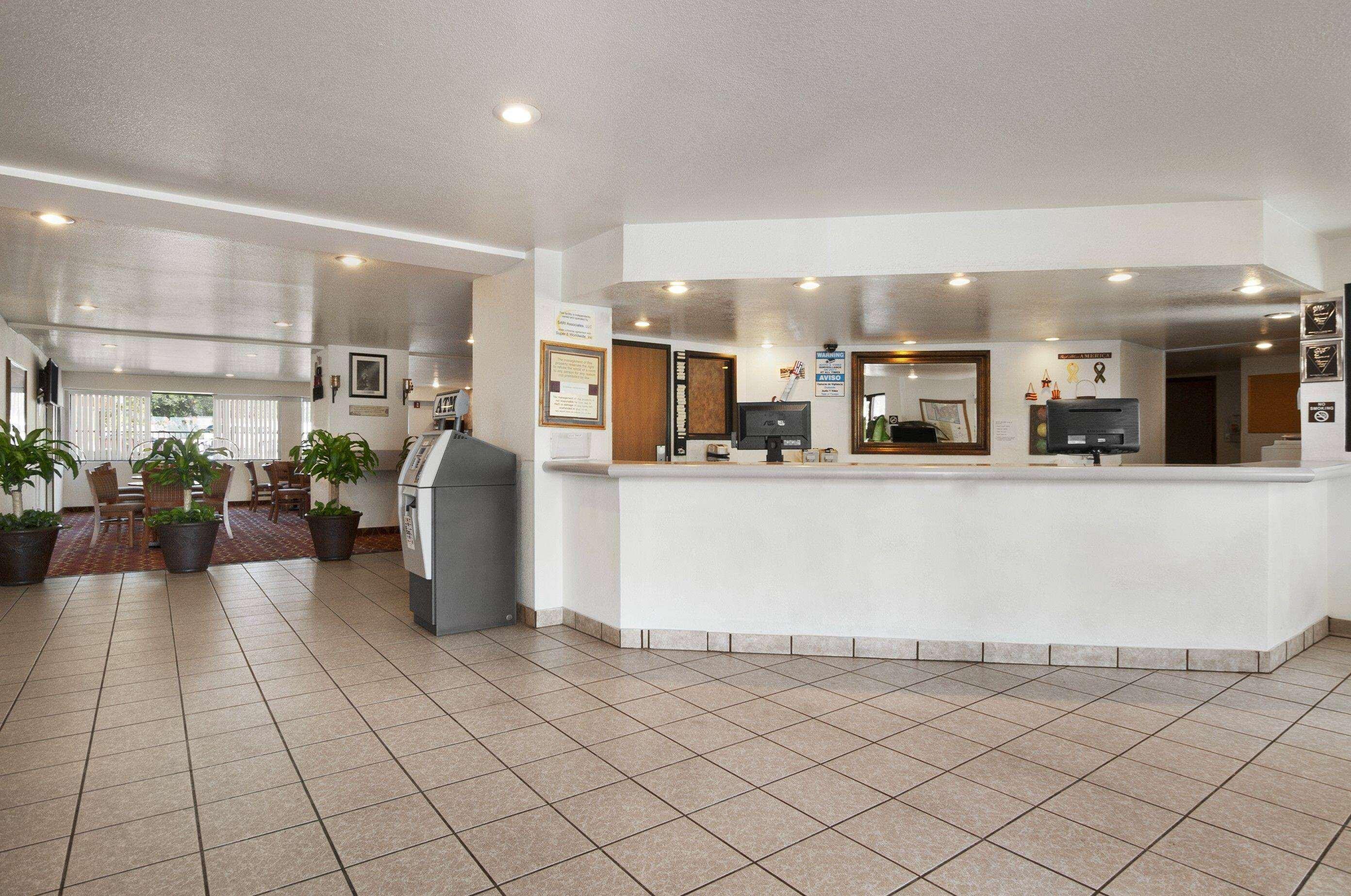 Vista Lobby Super 8 by Wyndham Austin North/University Area