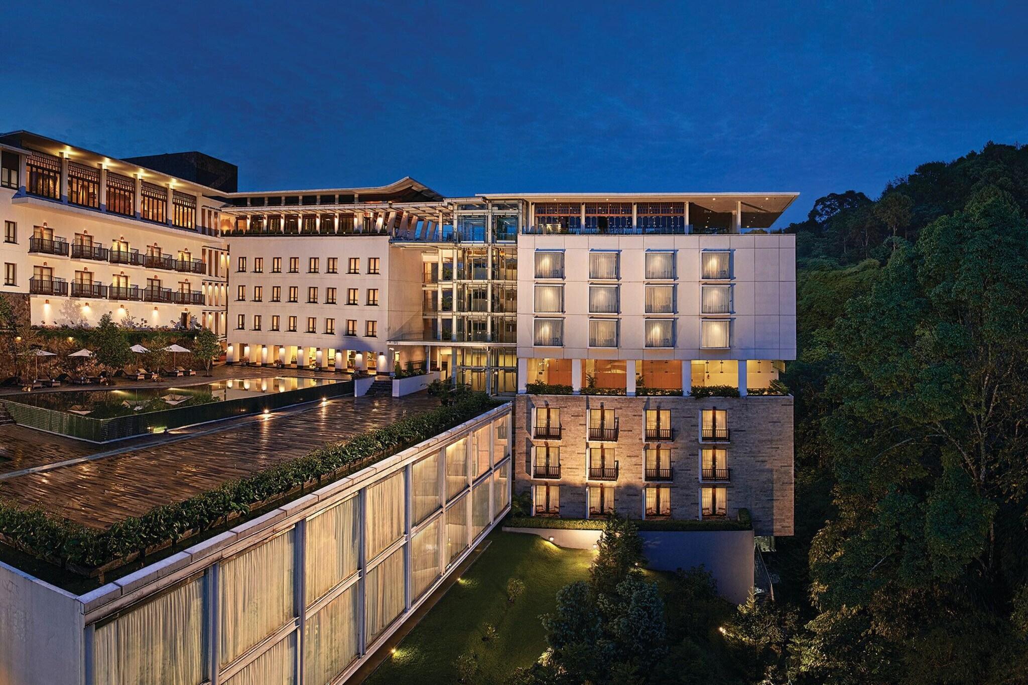 Vista Exterior Padma Hotel Bandung