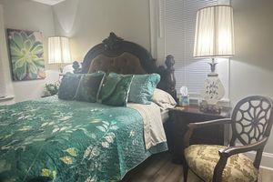 Alojamiento - E Street Gallery King BedroomSHARED Bath