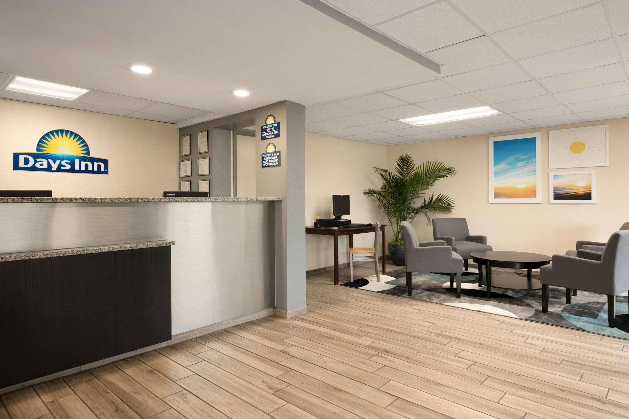 Vista Lobby Days Inn by Wyndham Clearwater/Gulf to Bay