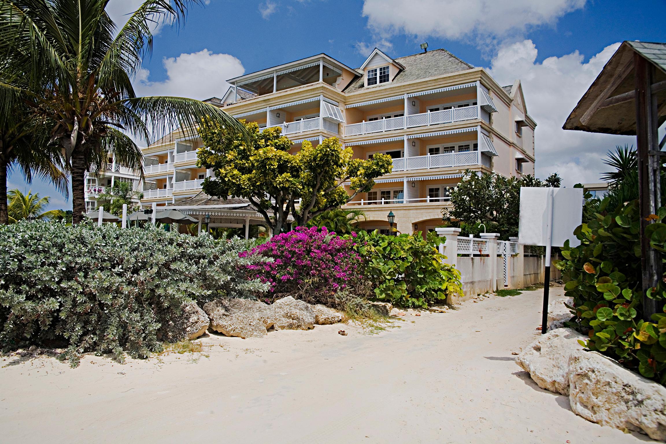 Vista Exterior Coral Sands Beach Resort