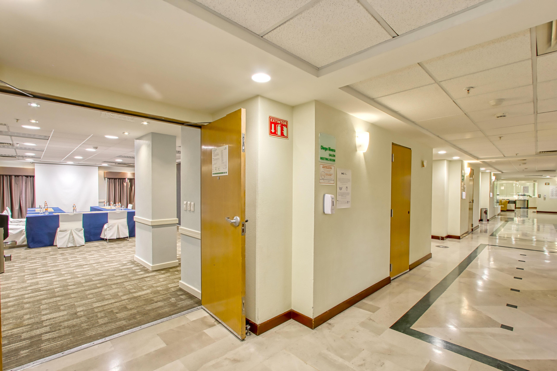 Vista Lobby Holiday Inn Convention Center by IHG