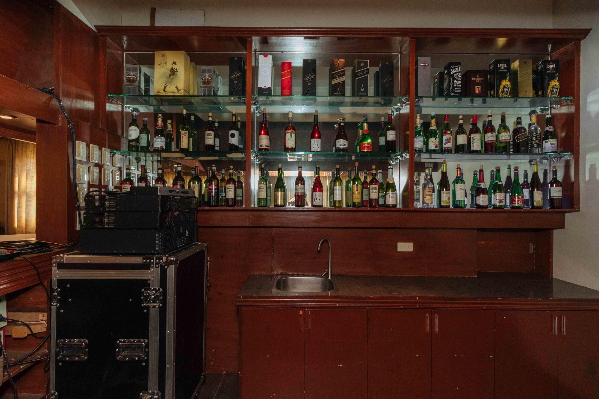 Bar/Salón RedDoorz Plus @ Project 6 Quezon City