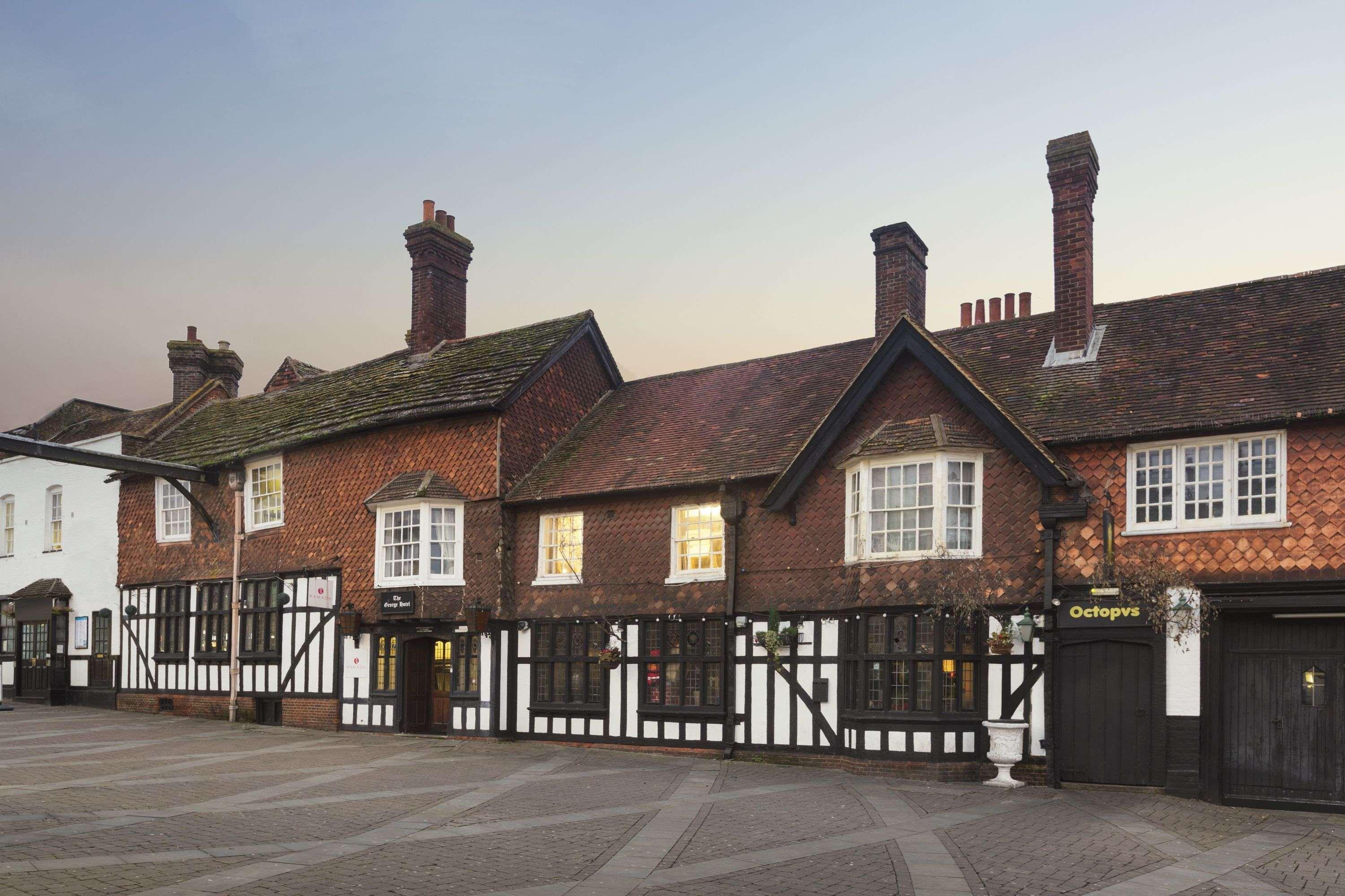 Vista Exterior Ramada by Wyndham Crawley Gatwick