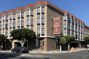 Alojamiento - Cow Hollow Inn & Suites