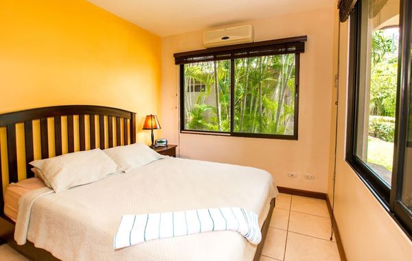 Colorful Condo with a Swimming Pool and Close Proximity to El Coco and the Beach - Hoteles 3 estrellas en Playa Conchal, Guanacaste