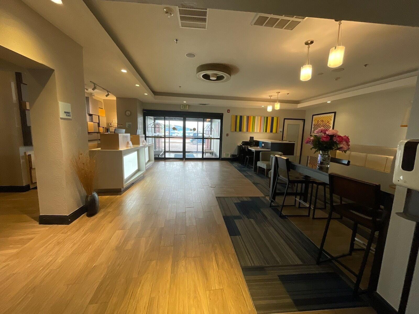 Vista Lobby Route 66 lnn & Suites