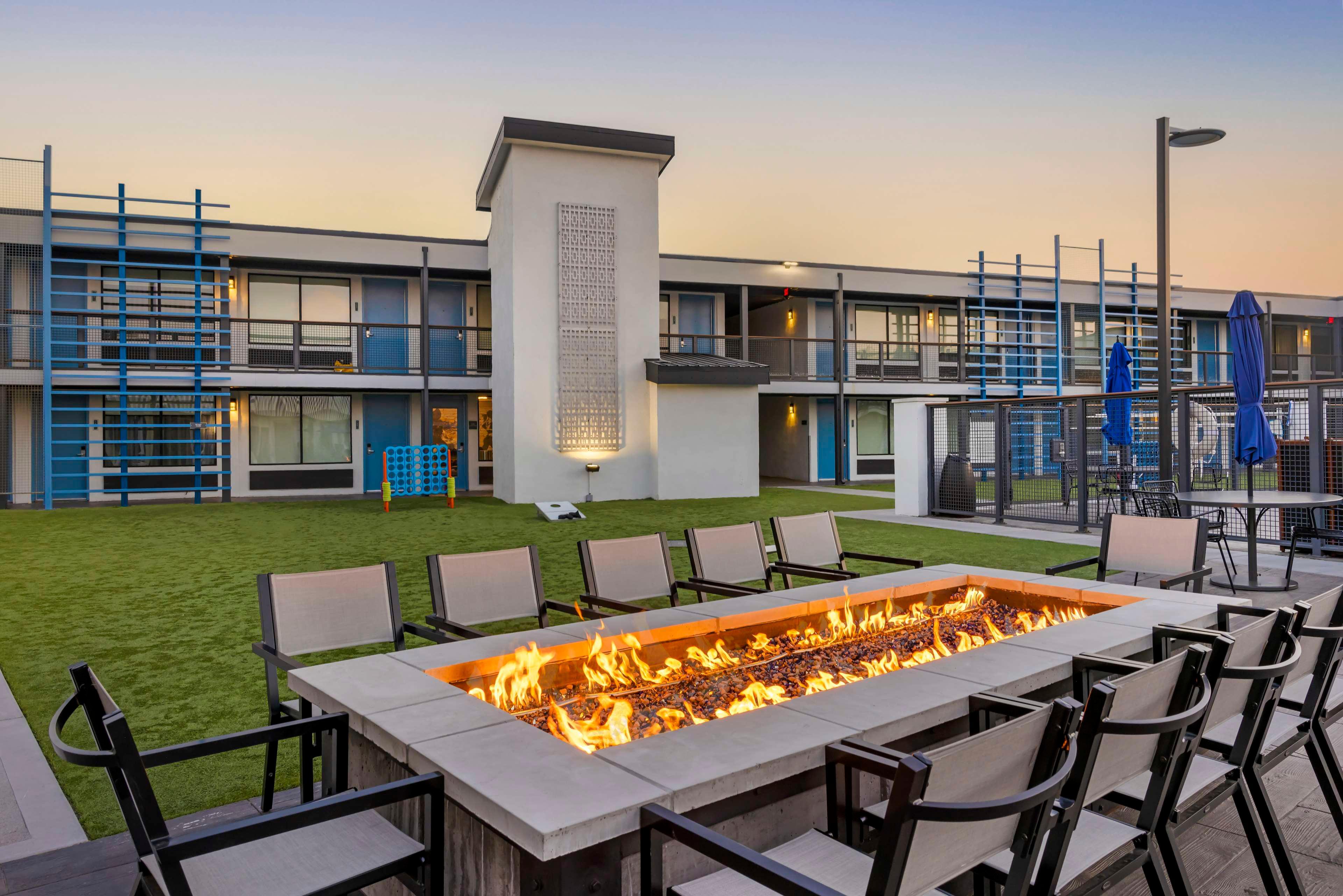 Vista Exterior Super 8 Meadow Wood Courtyard