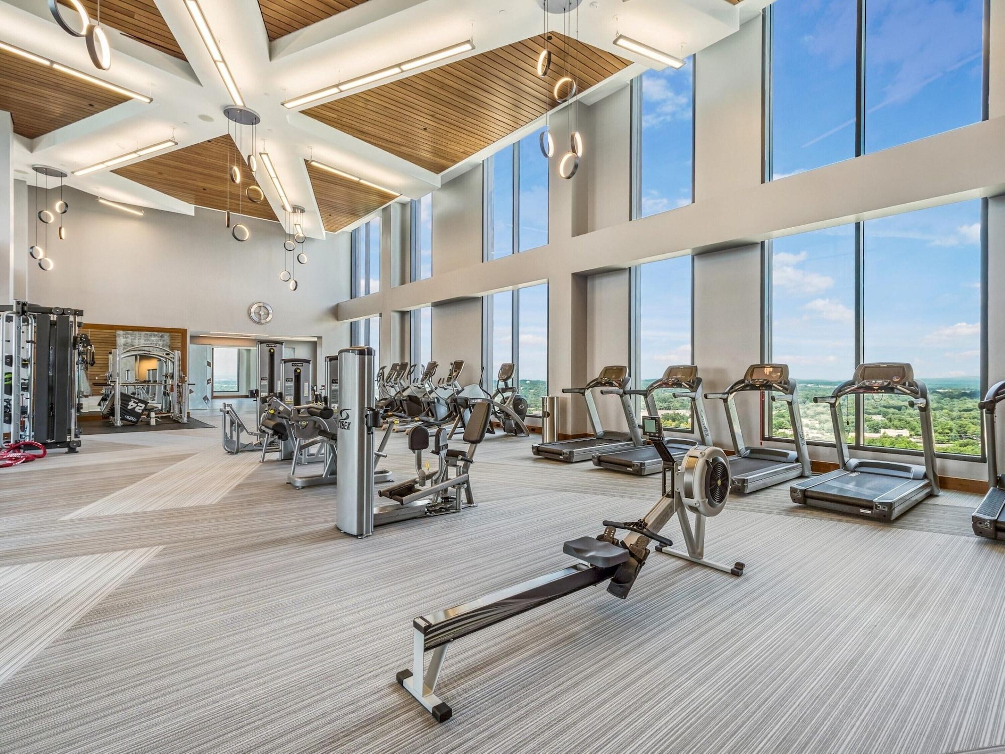 Gimnasio Global Luxury Suites at Reston Town Center