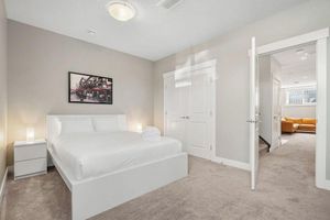 Alquiler Vacacional - Modern 4-Bedroom Home Near Chinook Mall and Downtown with Private Garage!