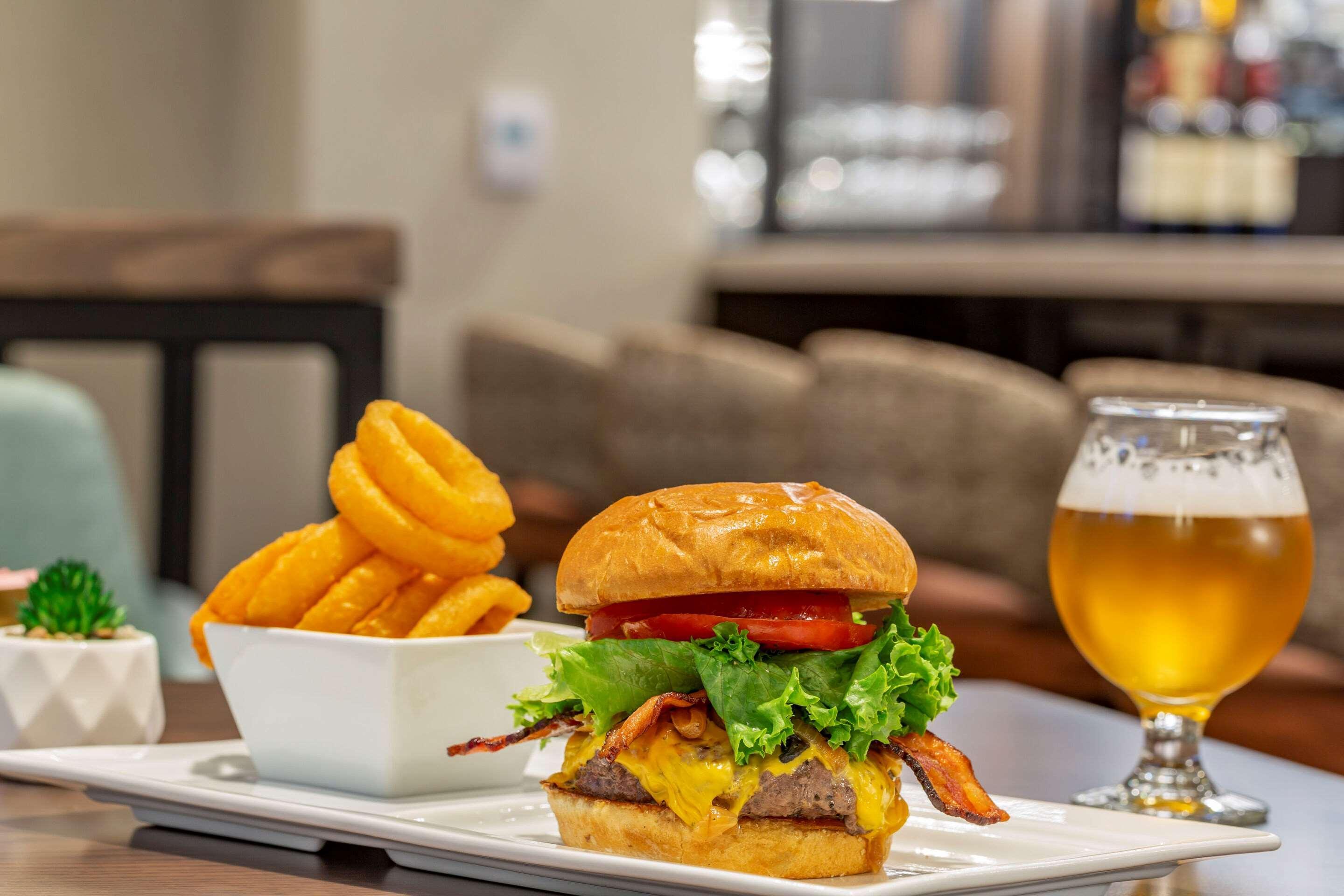 Restaurant Cambria Hotel New Haven University Area