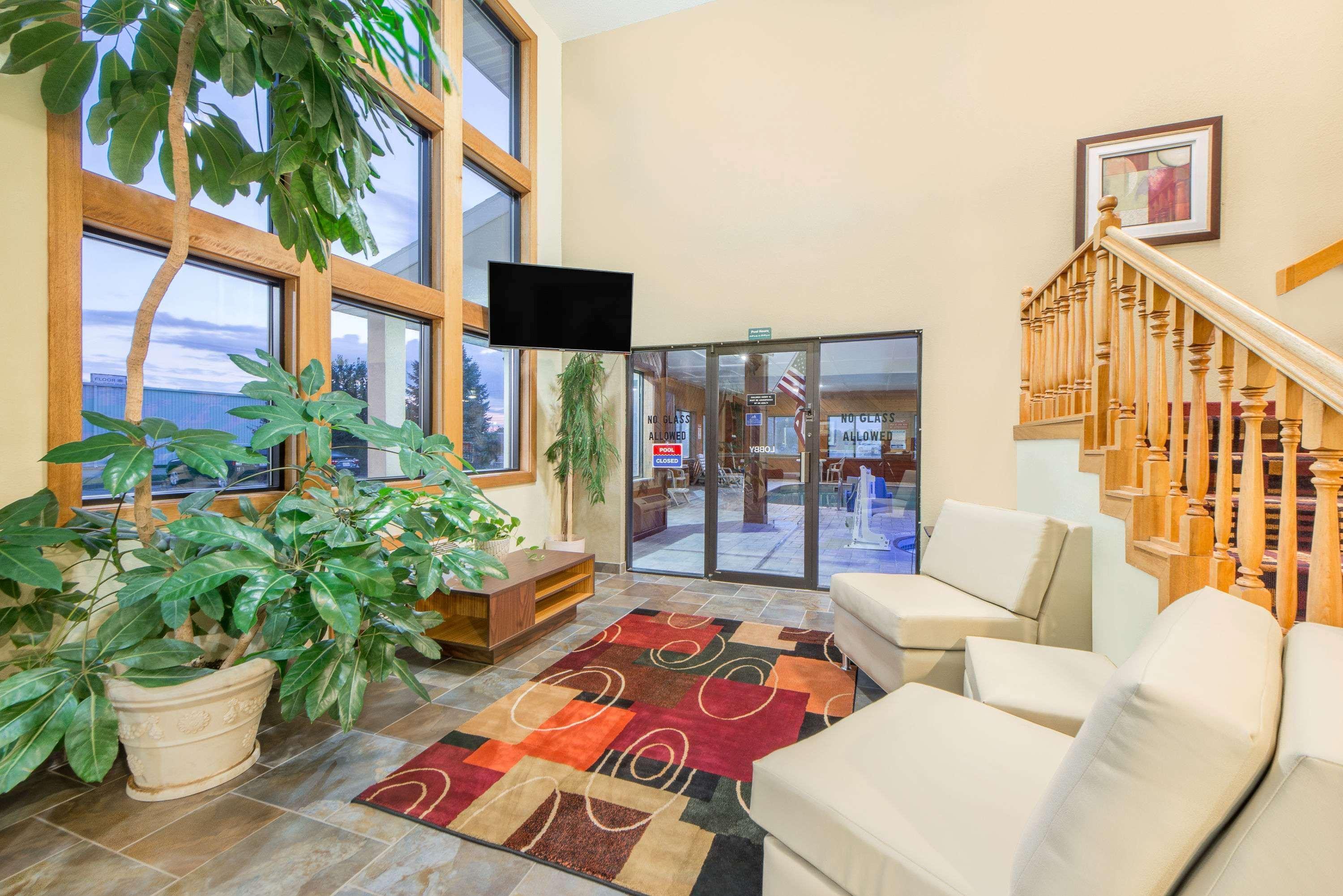 Vista Lobby Super 8 by Wyndham Ottumwa