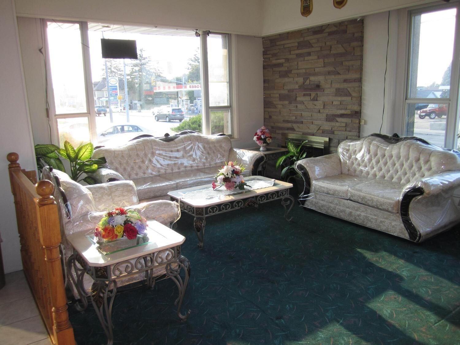 Vista Lobby Canadiana Motel