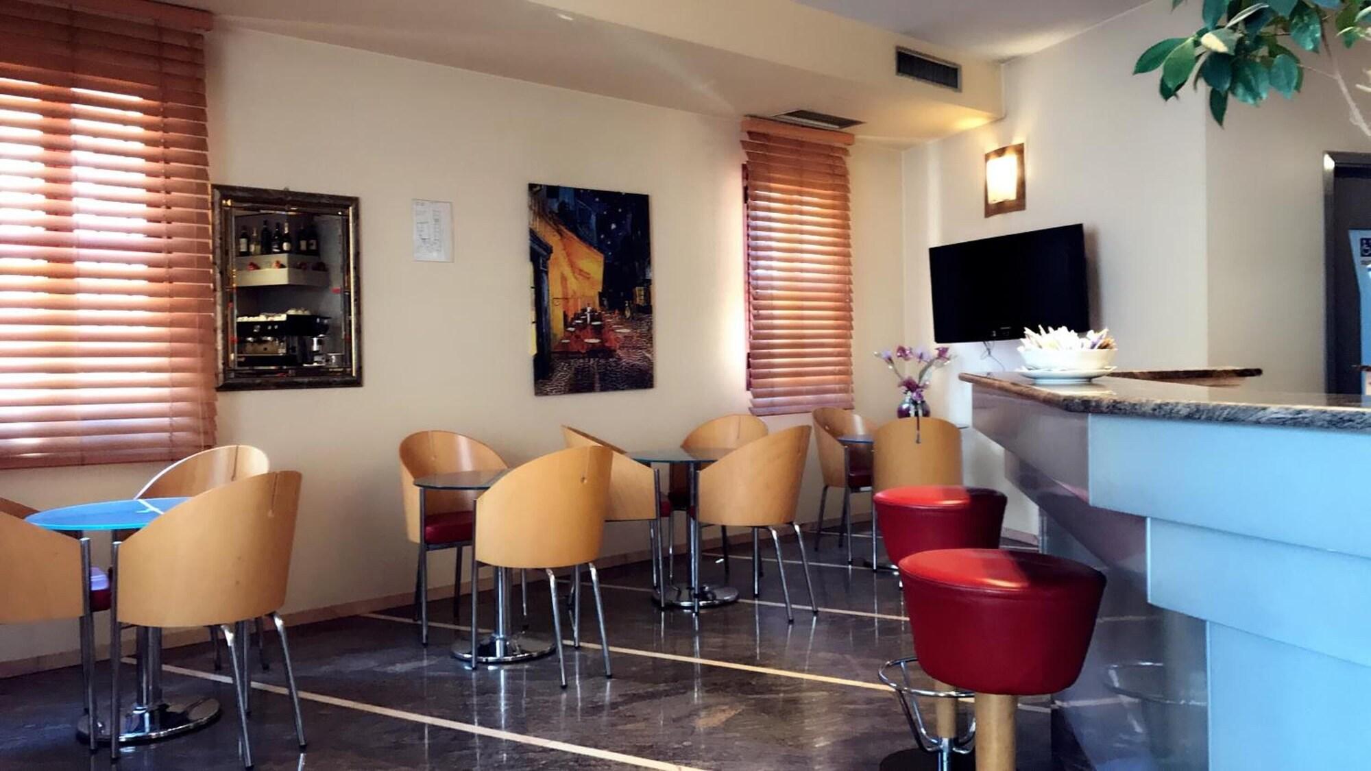 Varios Hotel Maxim