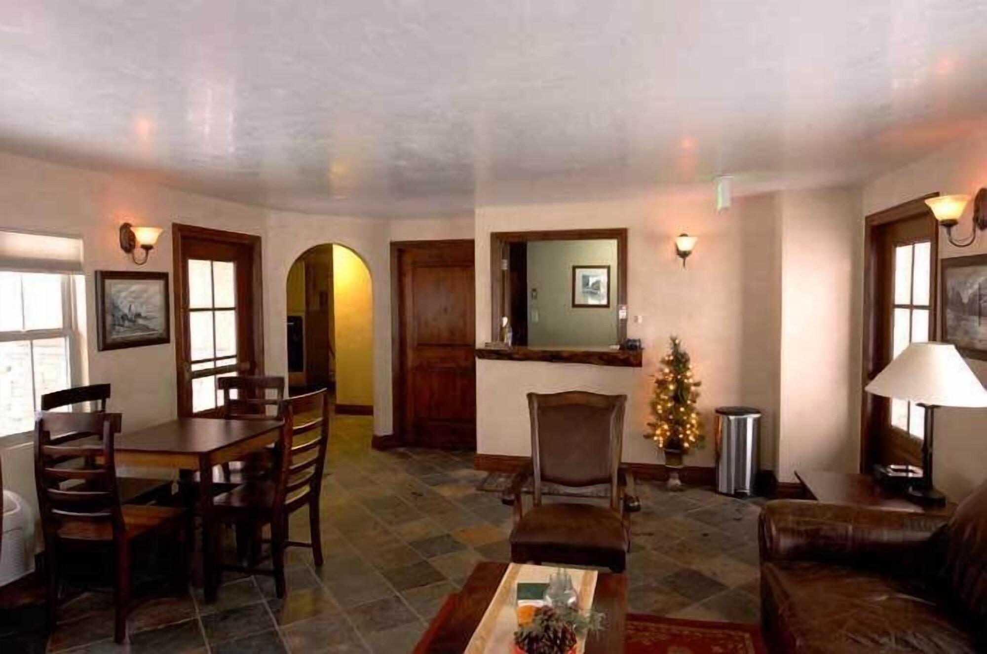 Vista Lobby BackCountry Inn