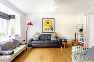 Alquiler Vacacional - Beautifully Appointed - historic village setting. Quiet church side location