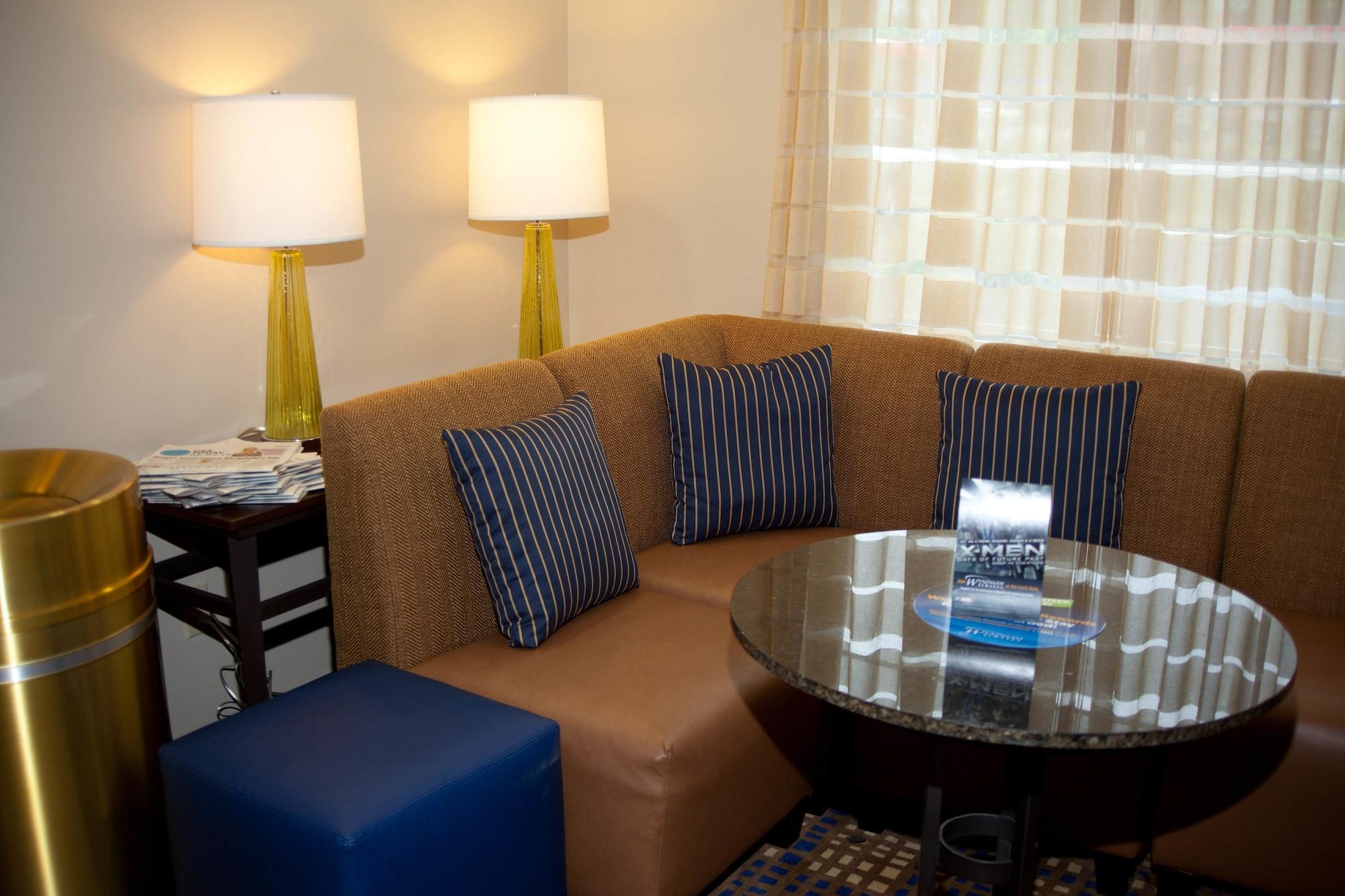 Vista Lobby Baymont by Wyndham Erie