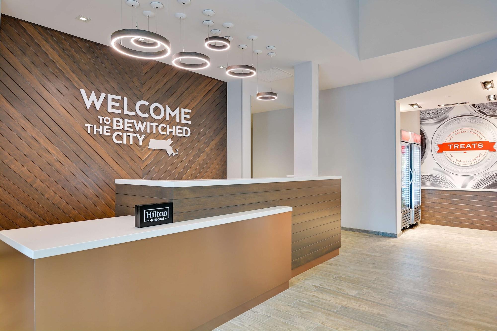 Vista Lobby Hampton Inn Salem Boston