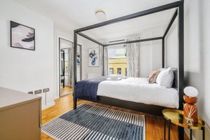 Alquiler Vacacional - Modern 1-bedroom apartment in Romford Town with WiFi, Balcony & More