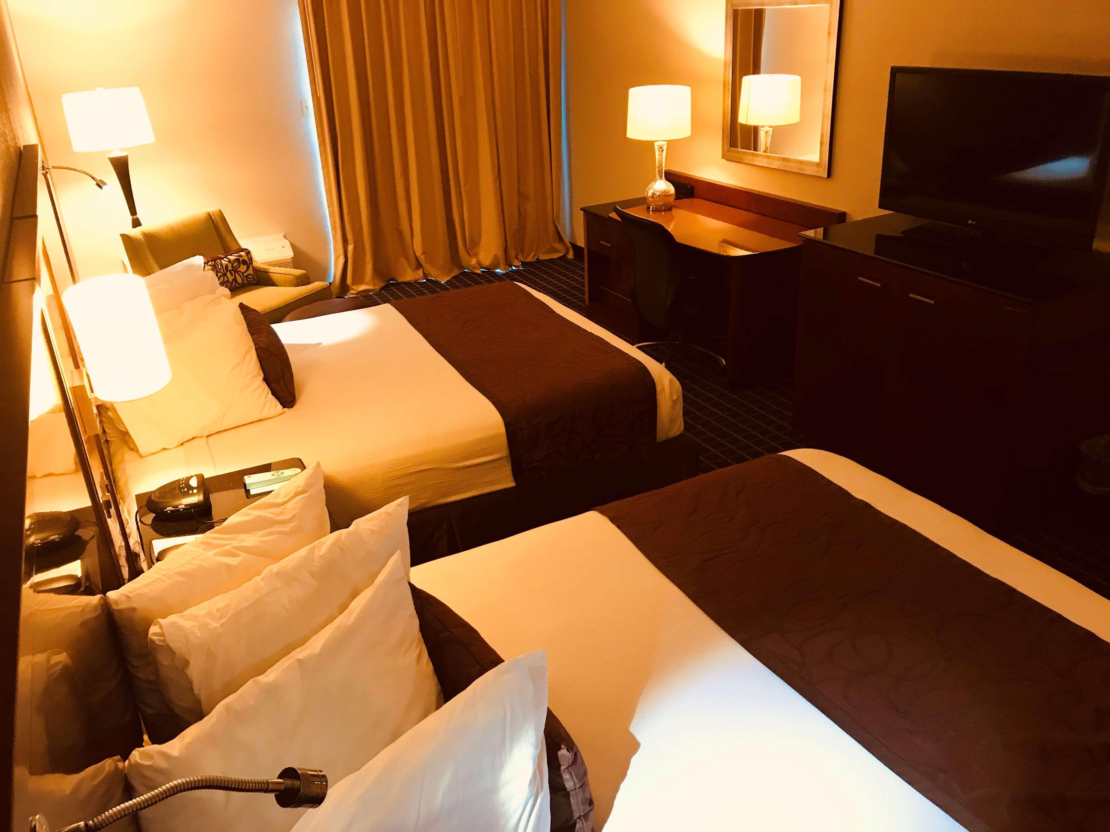 Vista Exterior SureStay Plus Hotel by Best Western Greenwood