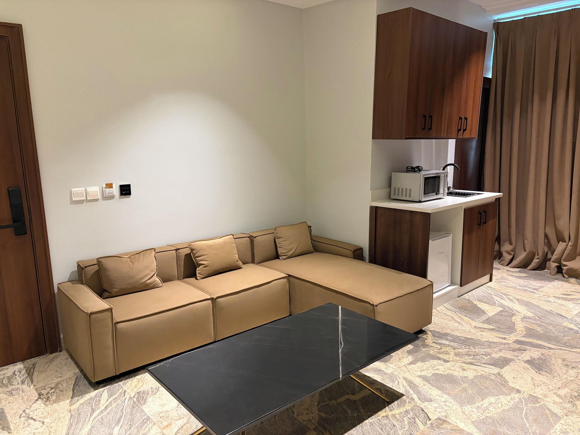 Varios Raynez Resort