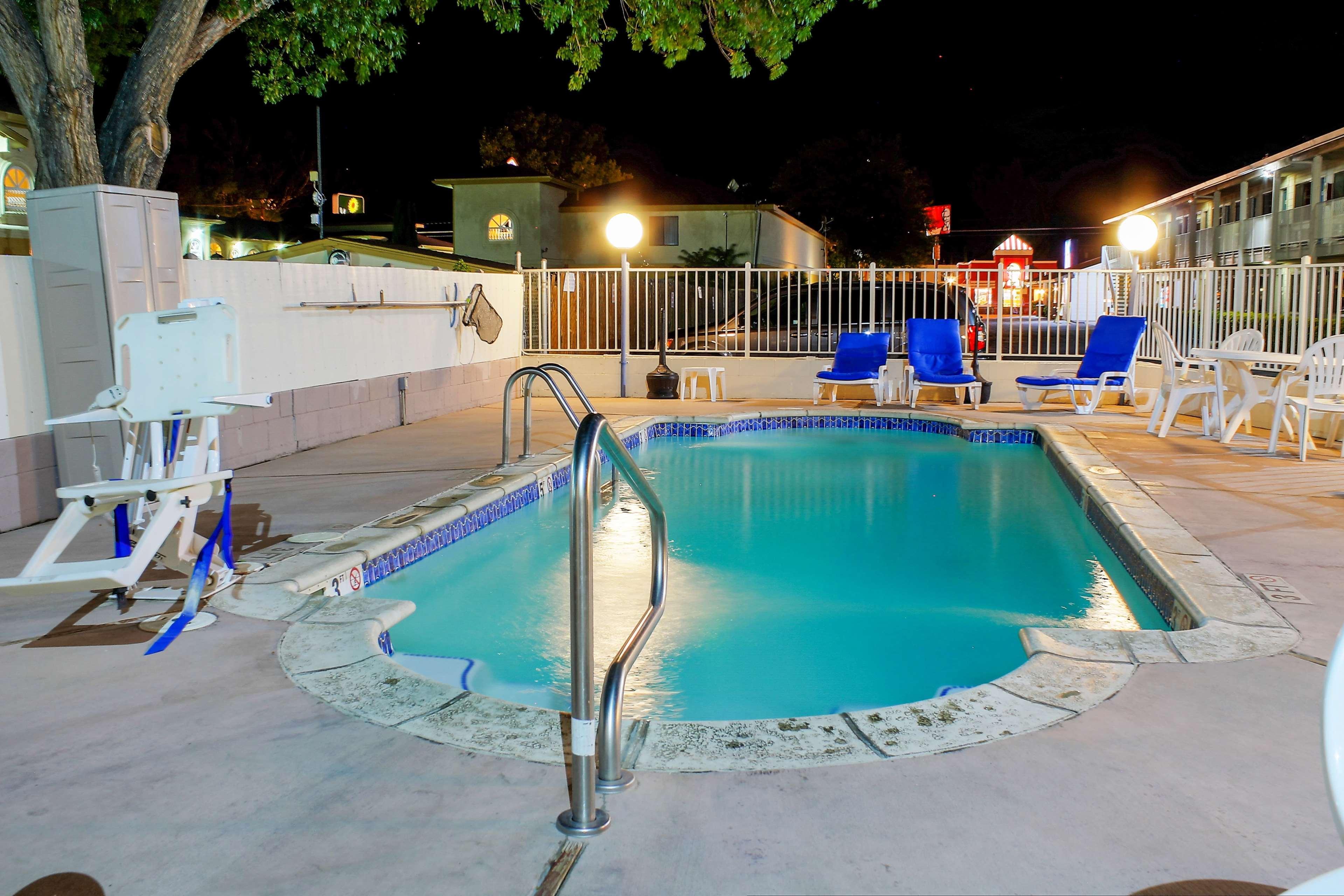 Vista Piscina Motel 6 Bishop, CA