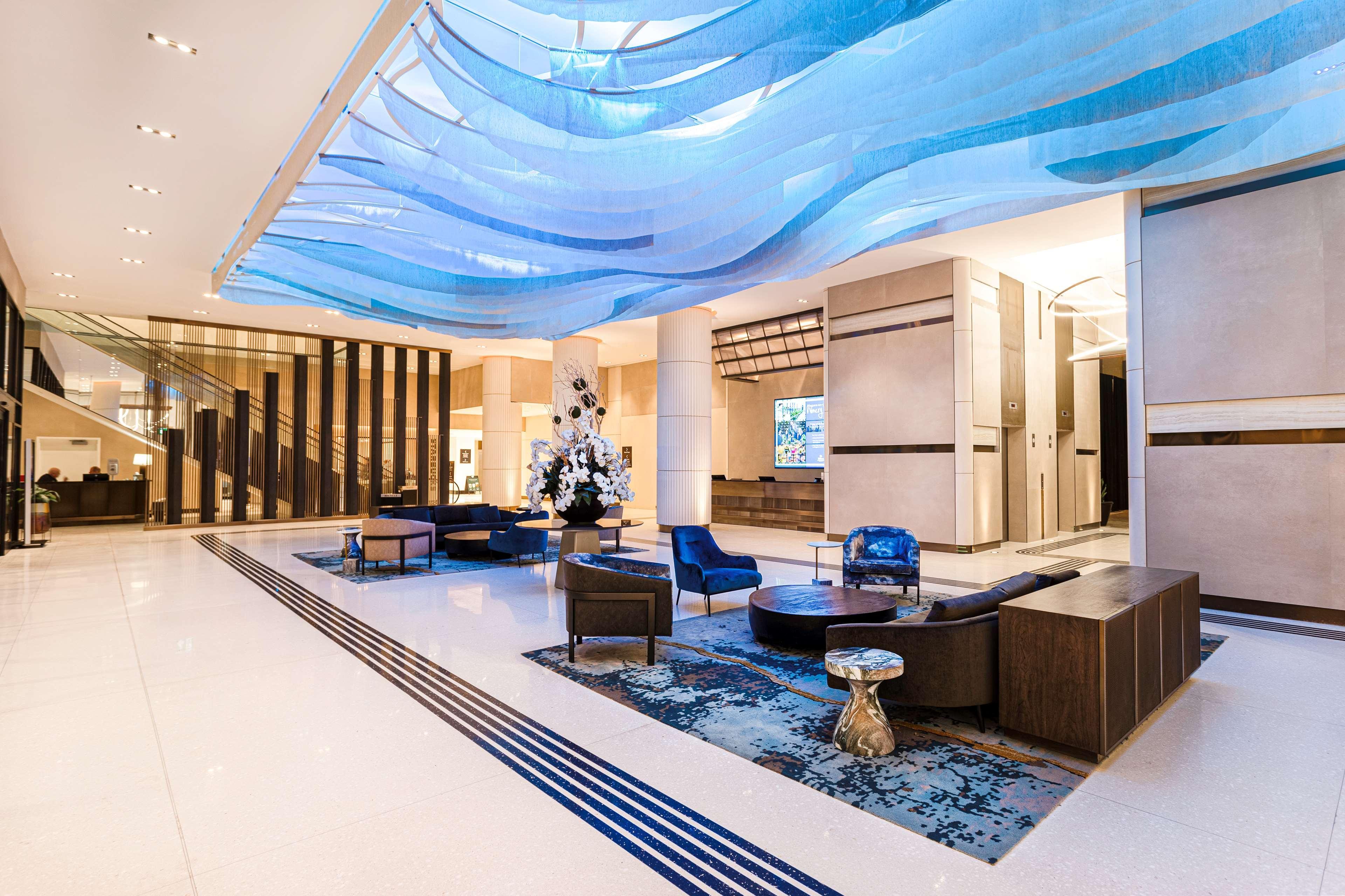 Vista Lobby Hilton Niagara Falls/Fallsview Hotel & Suites