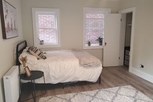 Alquiler Vacacional - Bright and cozy studio apartment in detached house in the heart of Greektown.
