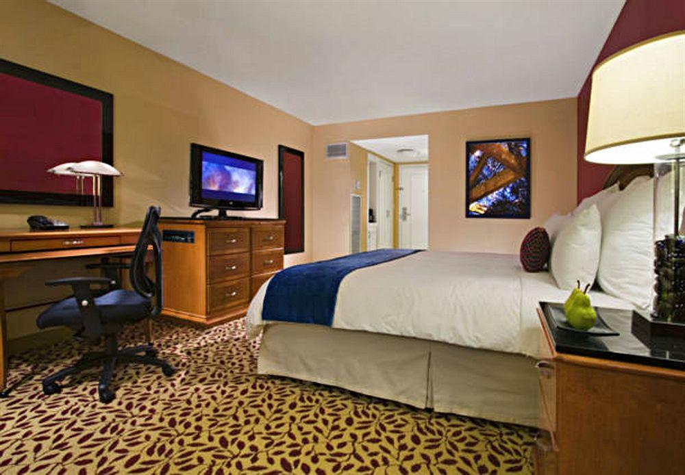 Guest room Anaheim Marriott Hotel