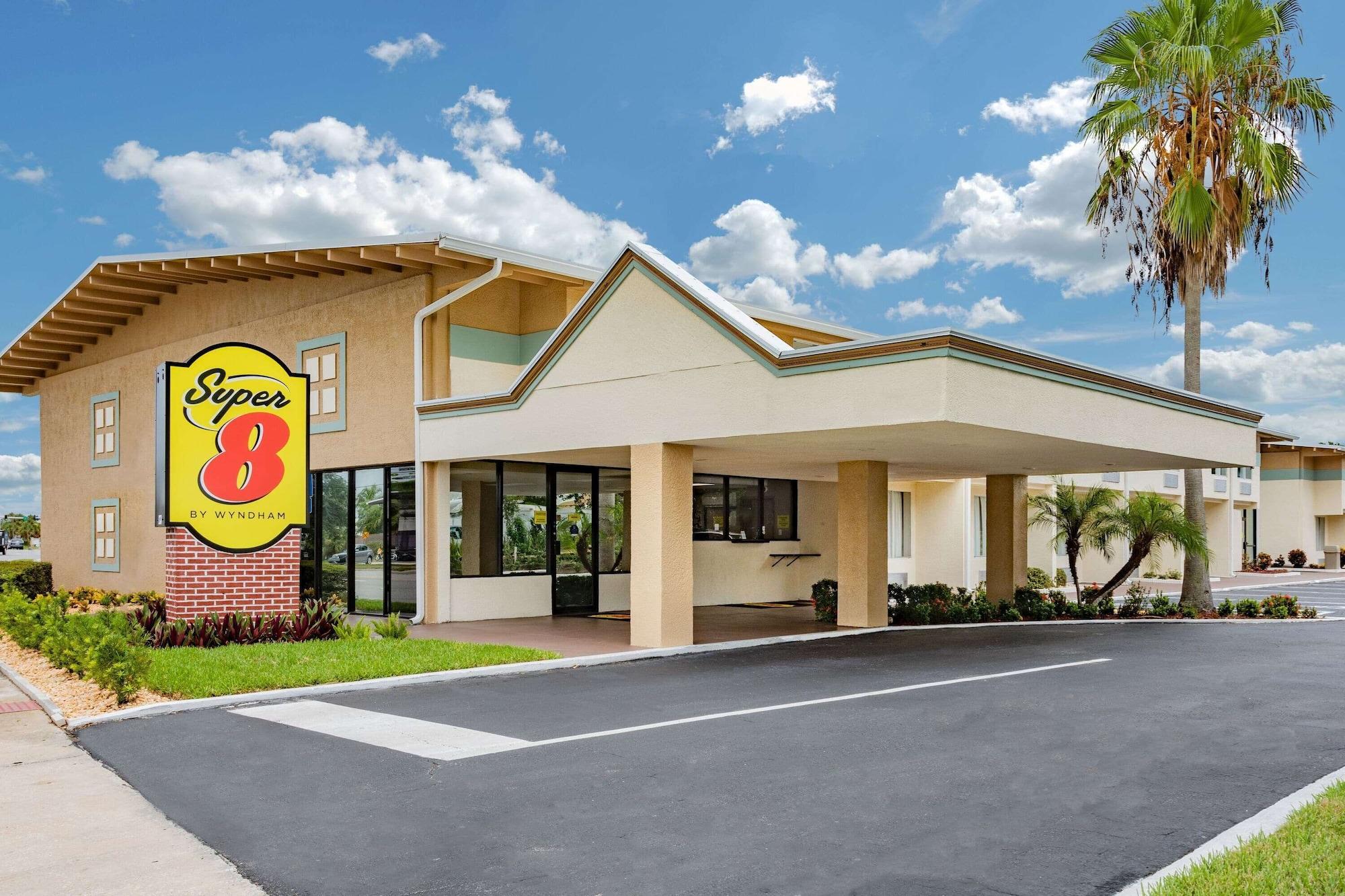 Varios Super 8 by Wyndham Melbourne