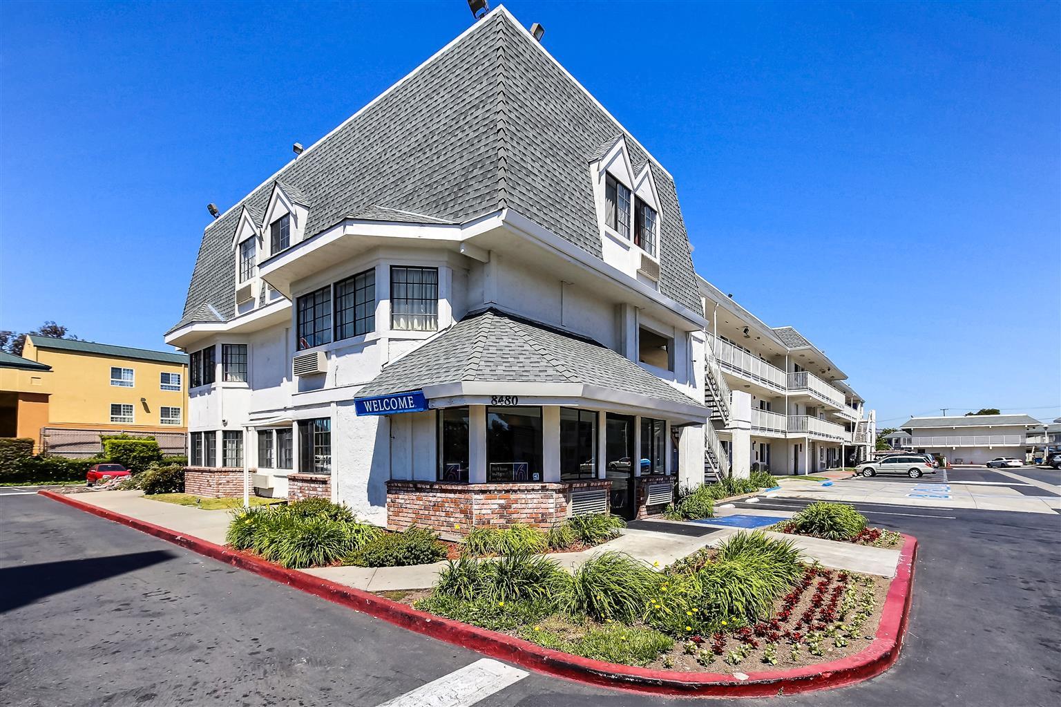 Vista Exterior Motel 6 Oakland Airport