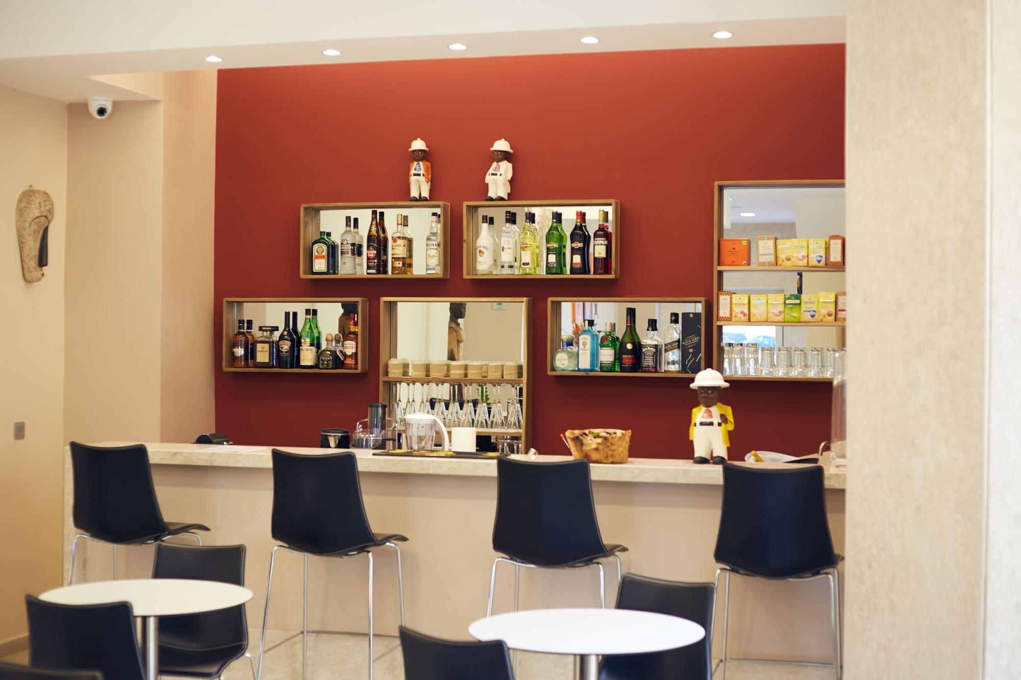 Bar/Salón Axis Suites Hotel
