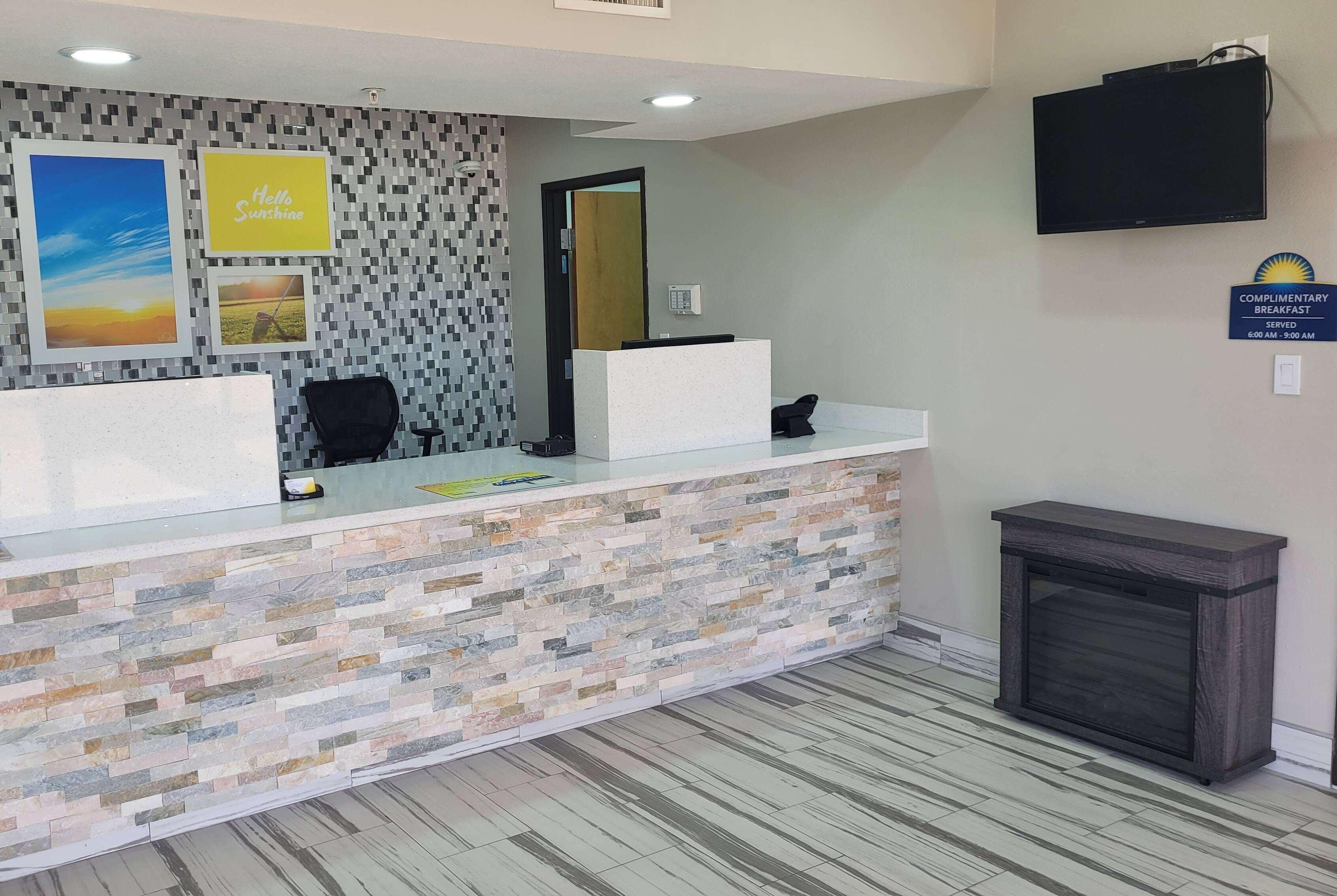 Vista Lobby Days Inn by Wyndham Childress