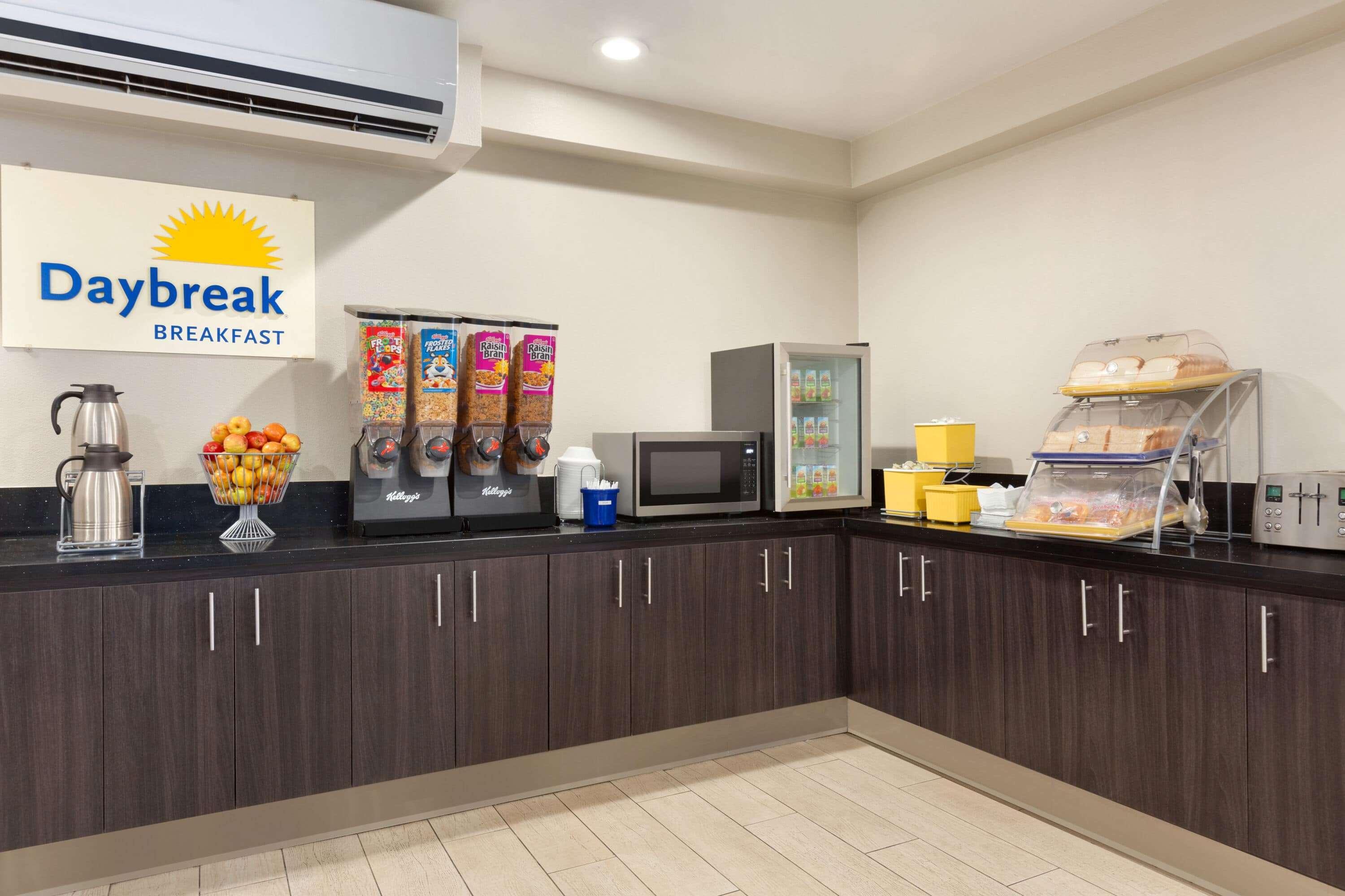 Restaurant Days Inn & Suites by Wyndham Anaheim At Disneyland Park