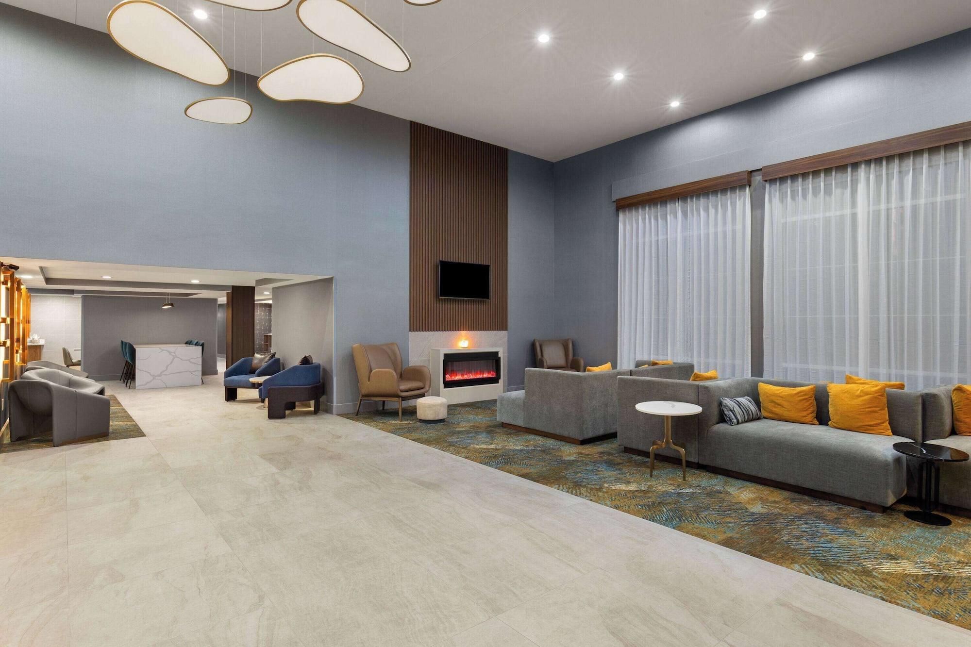 Vista Lobby La Quinta Inn & Suites by Wyndham Knoxville Papermill