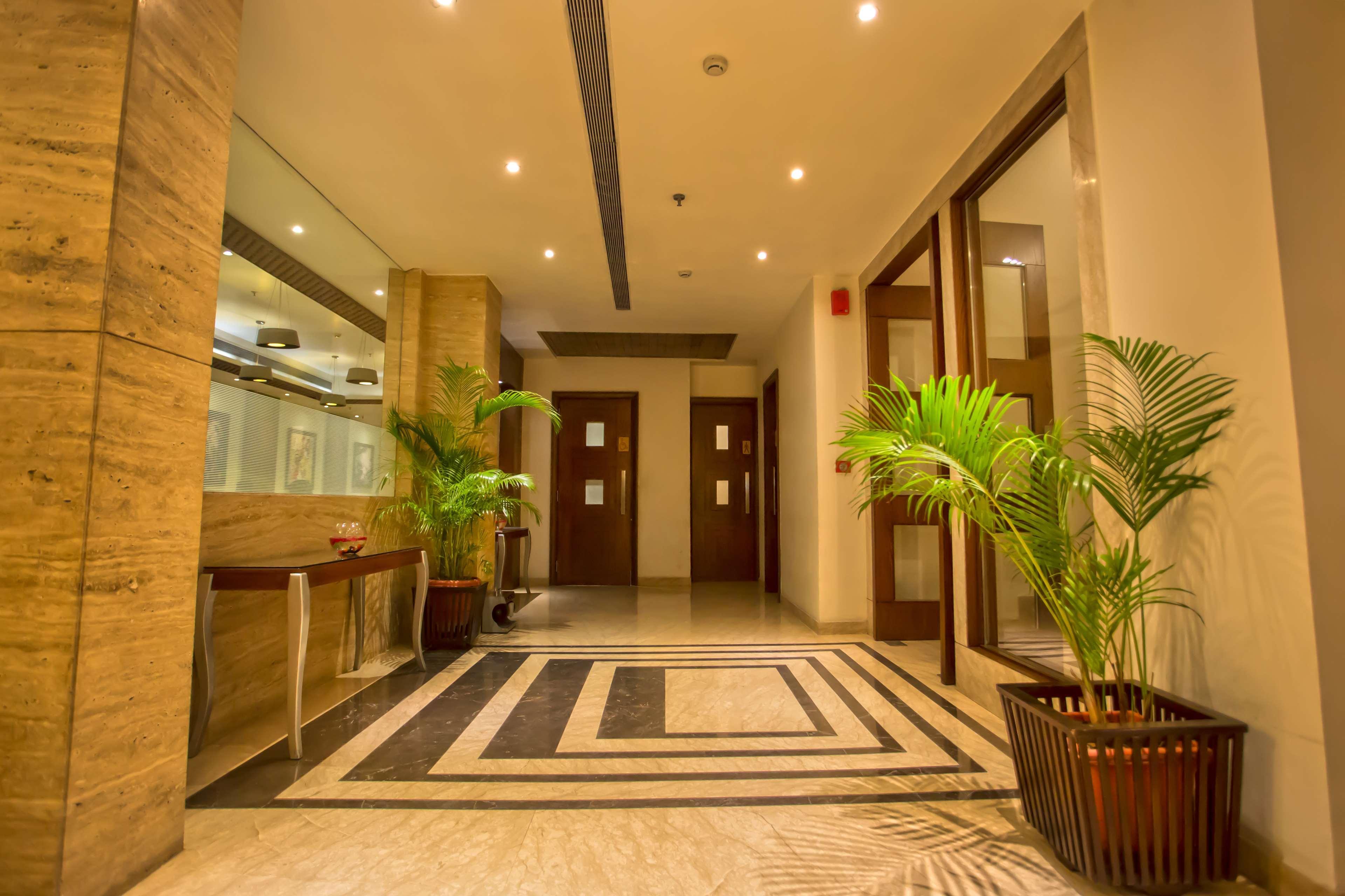 Vista Exterior Sarovar Portico