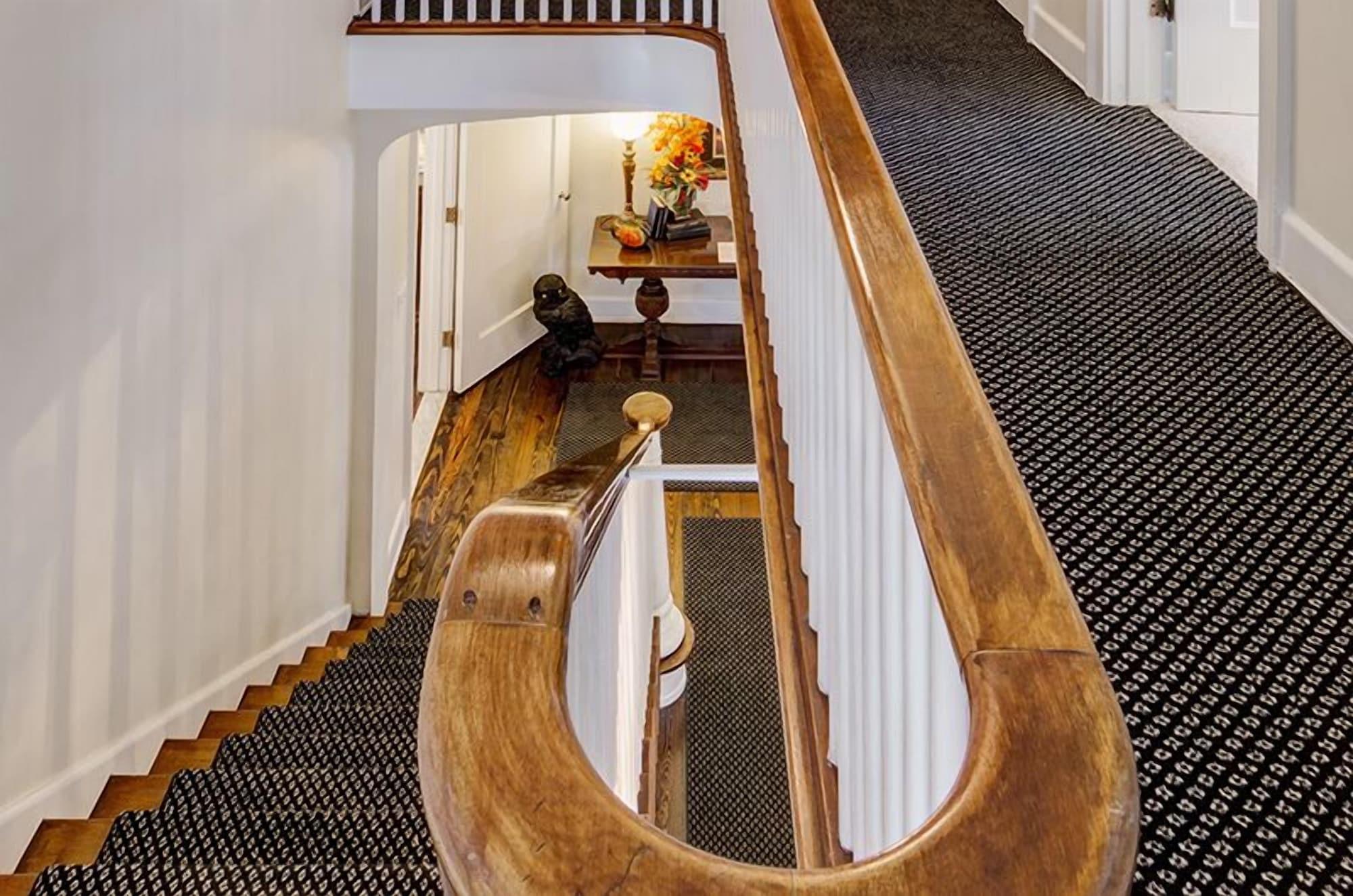 Varios Knob Hill Bed & Breakfast