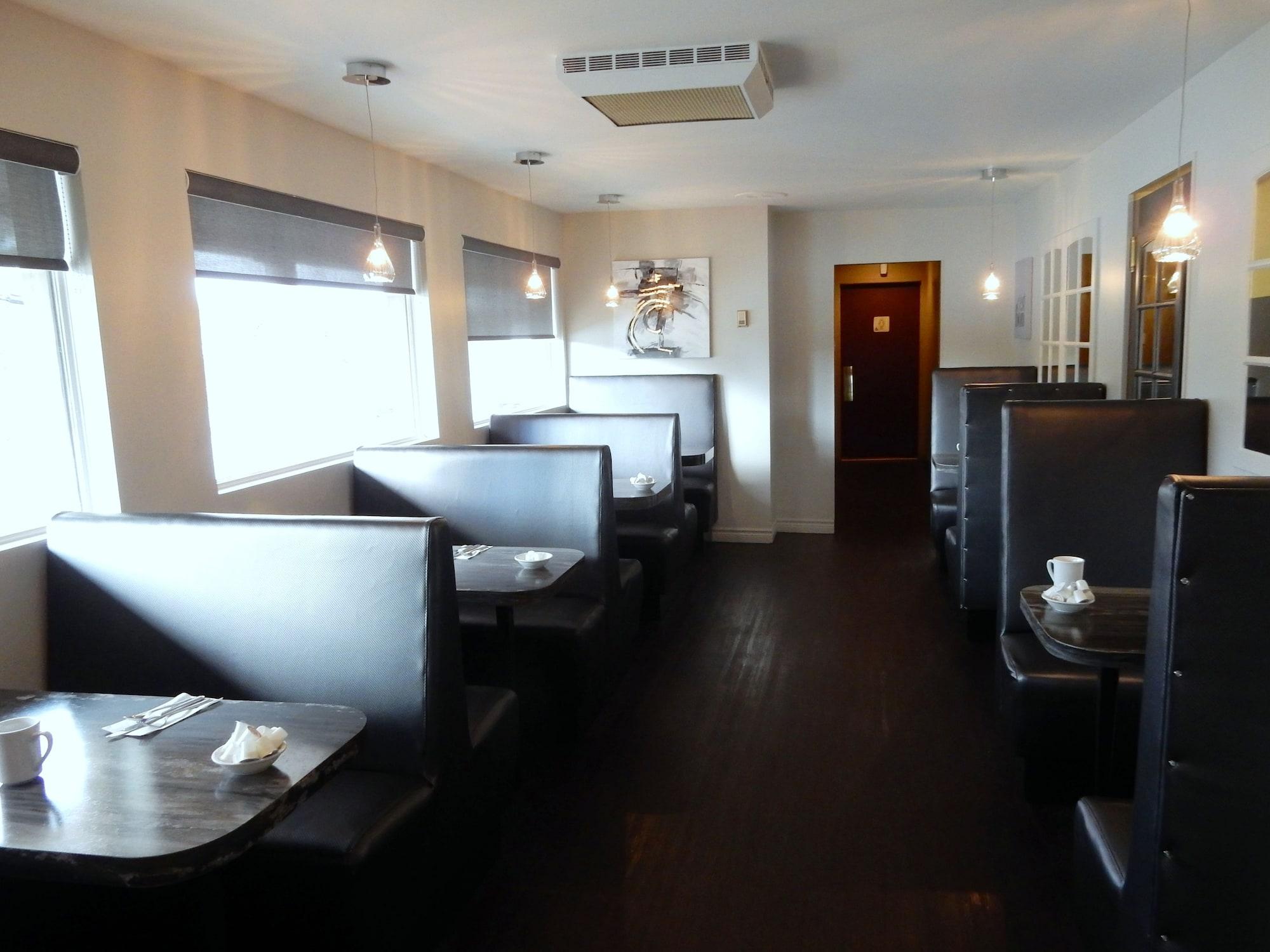 Restaurant Danny’s Hotel Suites, SureStay Collection by Best Western