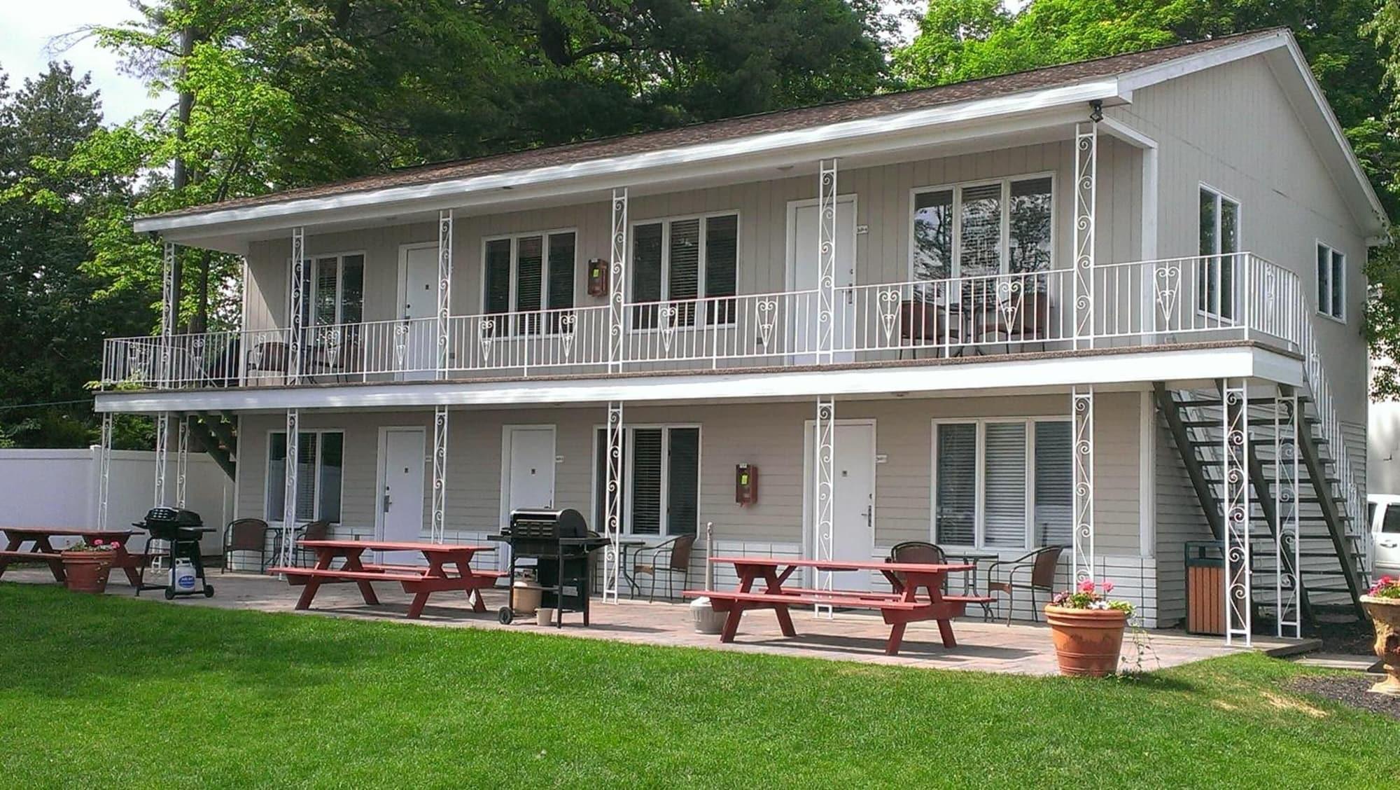 Vista Exterior Marine Village Resort