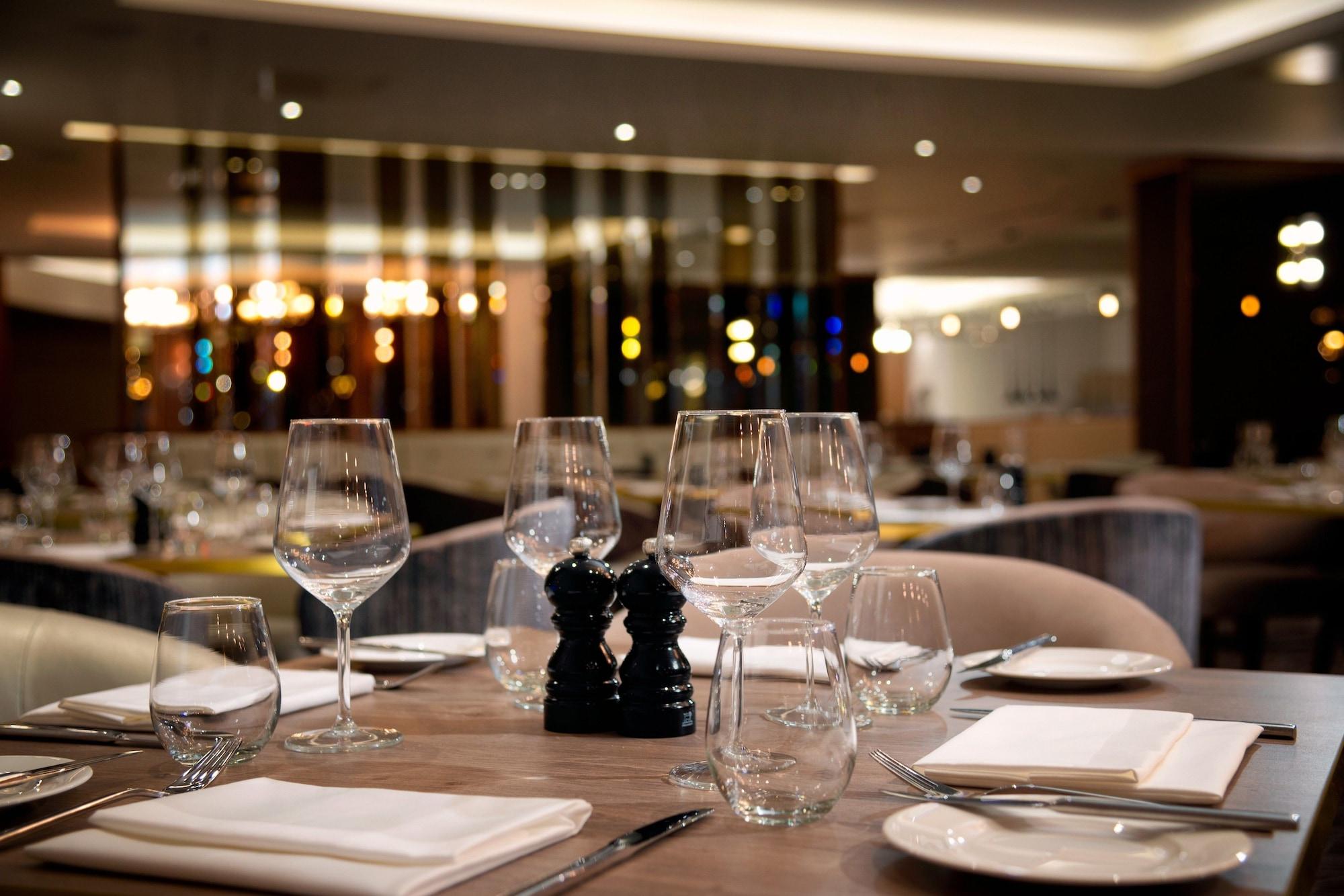 Restaurant Crowne Plaza London Heathrow T4 by IHG