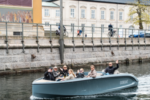 Actividad - Autobús turístico RED 24h con Recorrido guiado en barco por el puerto de GoBoat de 1 hora
