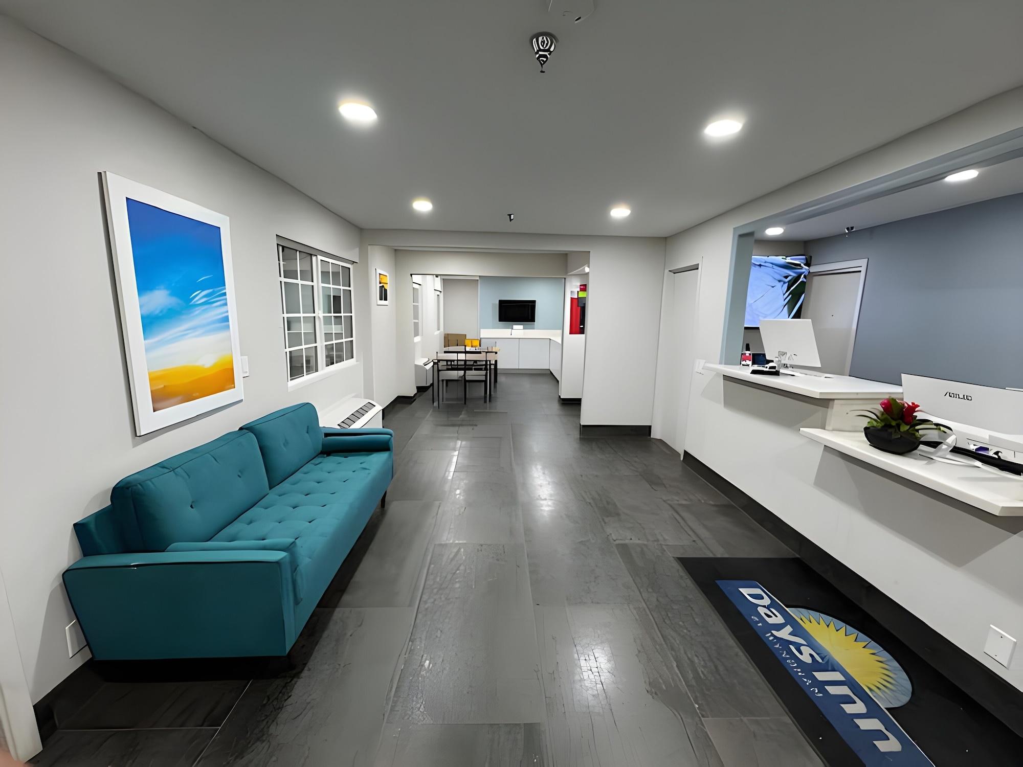 Vista Lobby Days Inn by Wyndham Bakersfield