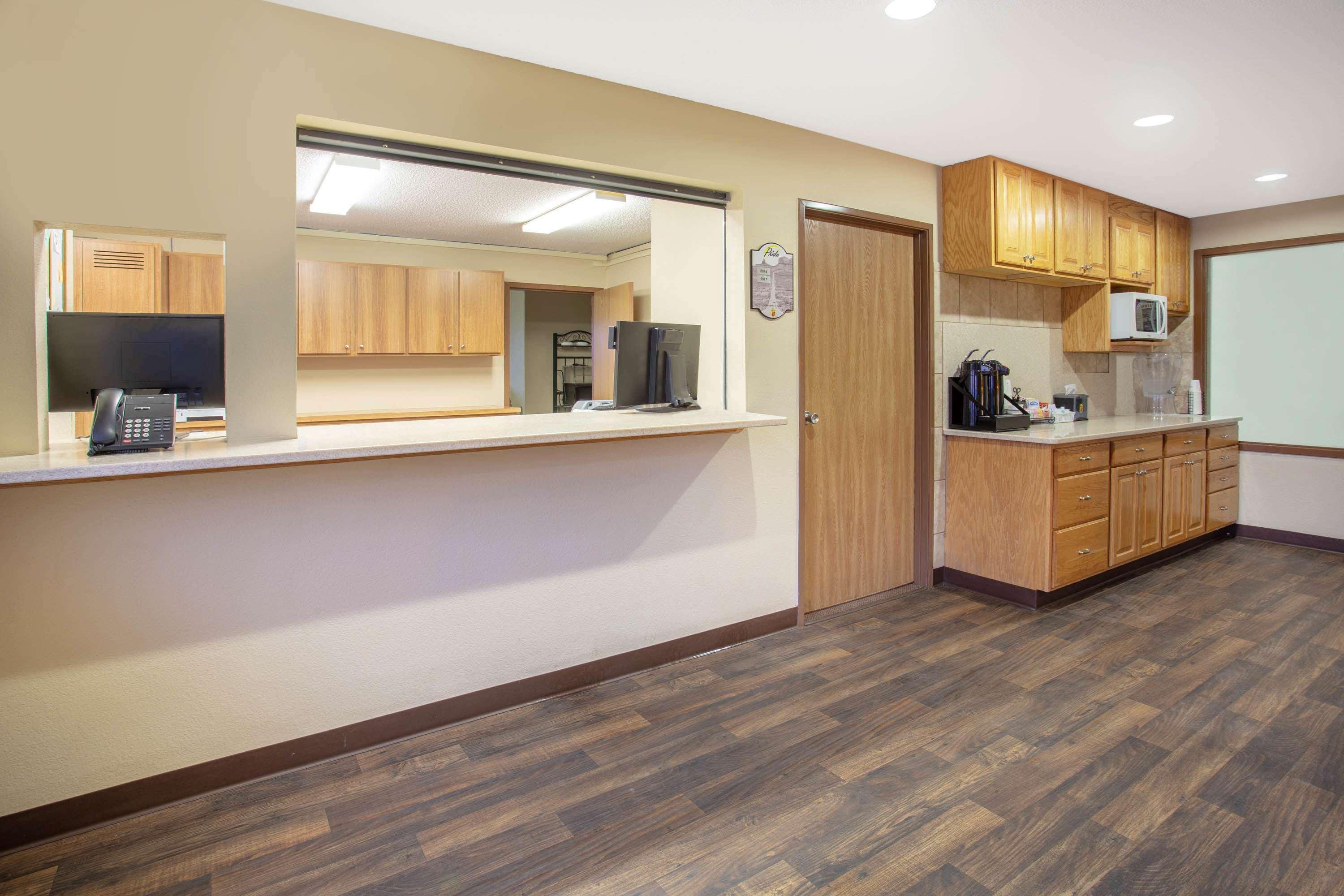 Vista Lobby Super 8 by Wyndham Lewistown