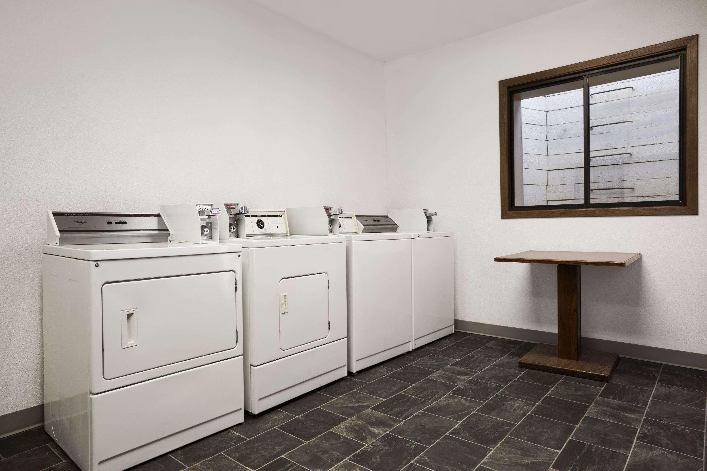 Vista Exterior Super 8 by Wyndham Sturgis