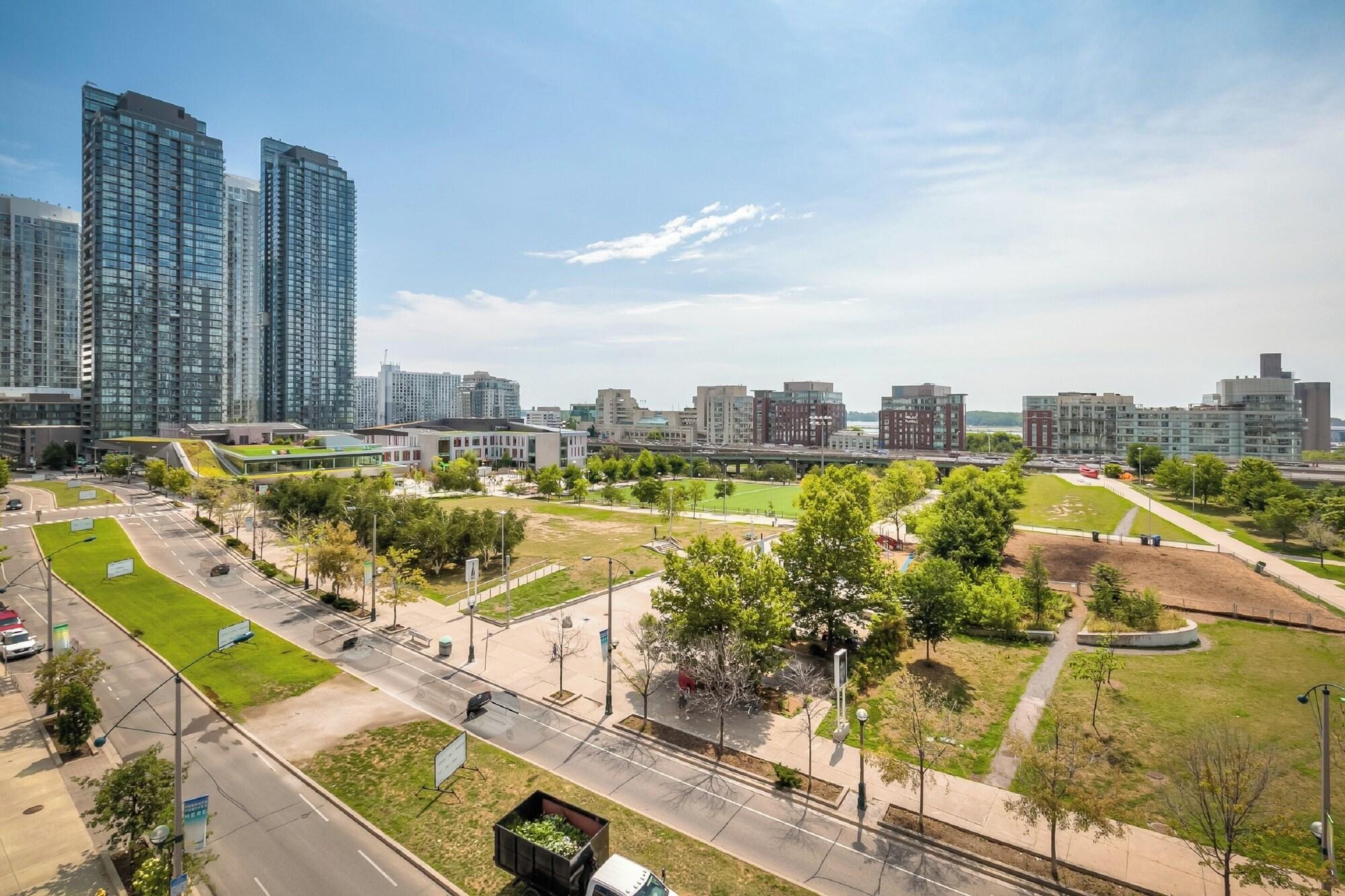 Varios Toronto Lakeshore Bliss